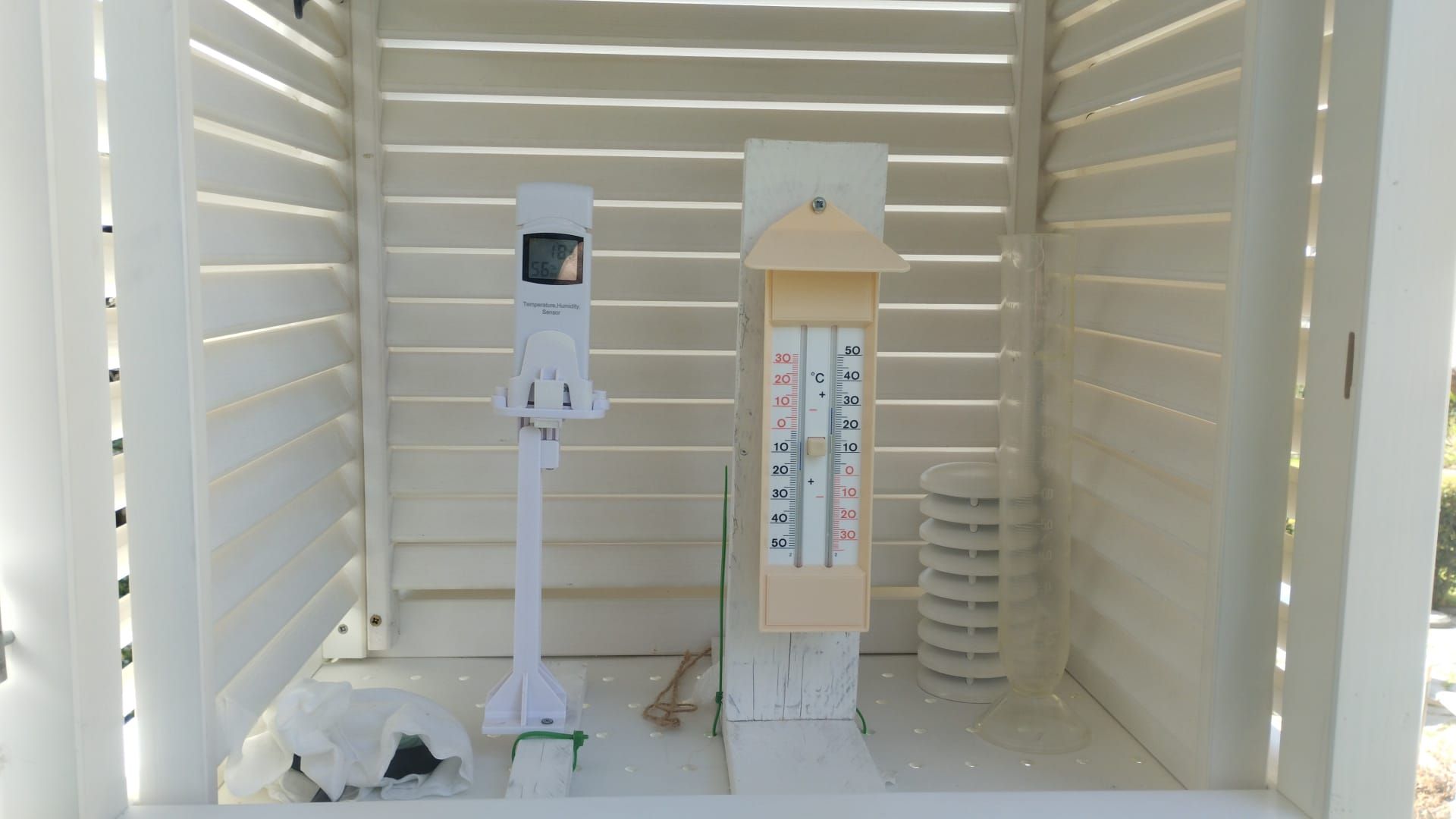 Instrumentos de medición dentro de la garita meteorológica de Eneko