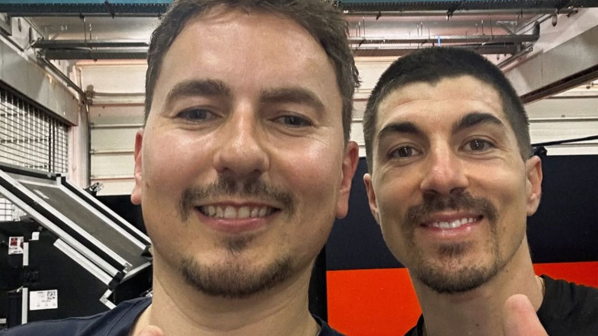 Jorge Lorenzo y Maverick Viñales, en el box de KTM