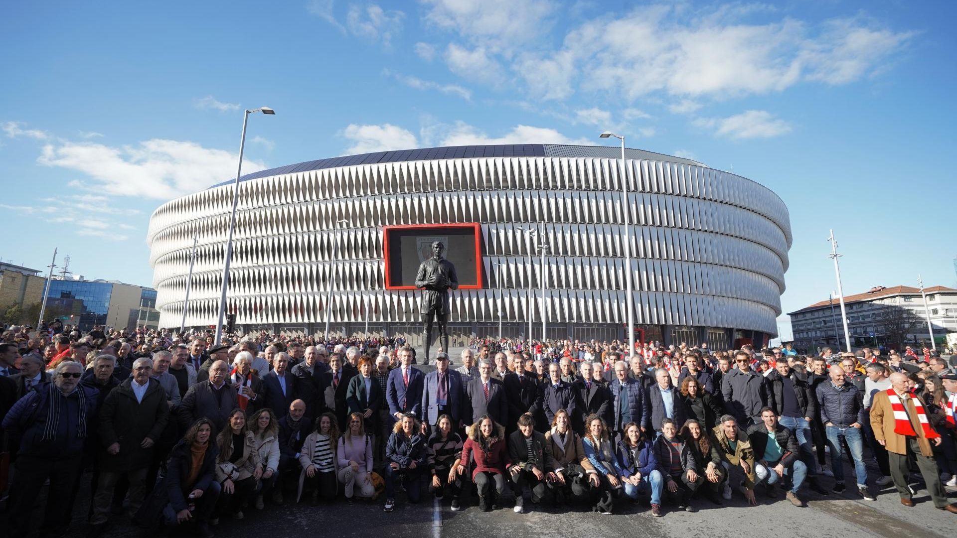 José Ángel Iribar ante su estatua