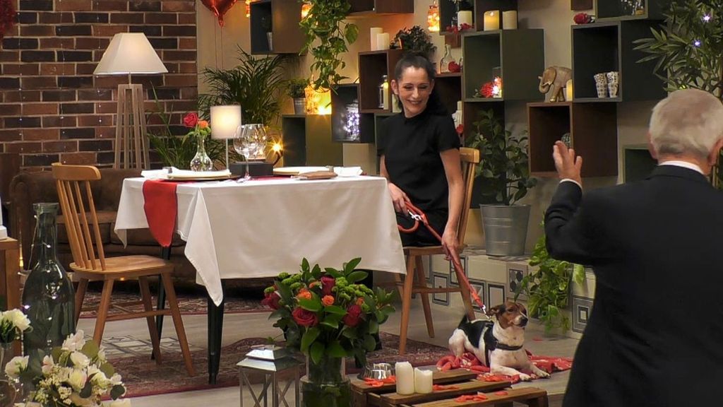 La reacción de un soltero al descubrir a su cita y su especial acompañante en 'First Dates': "Es un puntazo"