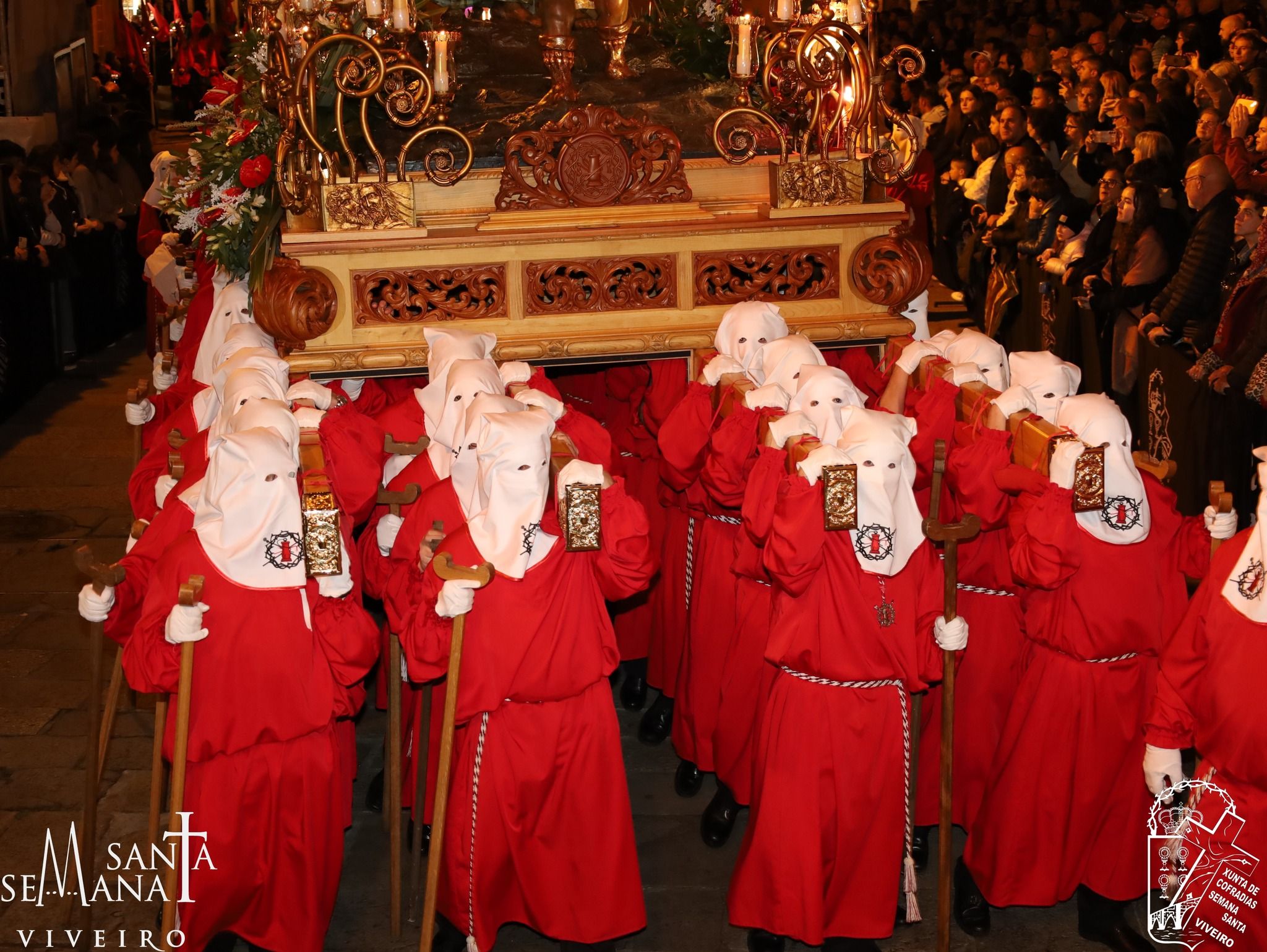 Las capuchas rojas y blancas del Jueves Santo son una de las imágenes icónicas de la Semana Santa en Viveiro