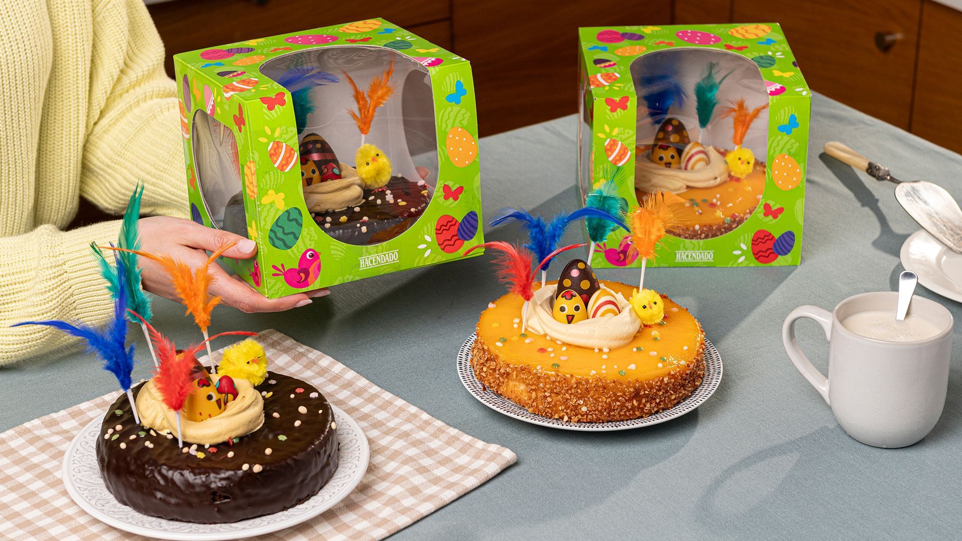 Las dos variedades de las Monas de Mercadona: la bañada en chocolate y la de yema