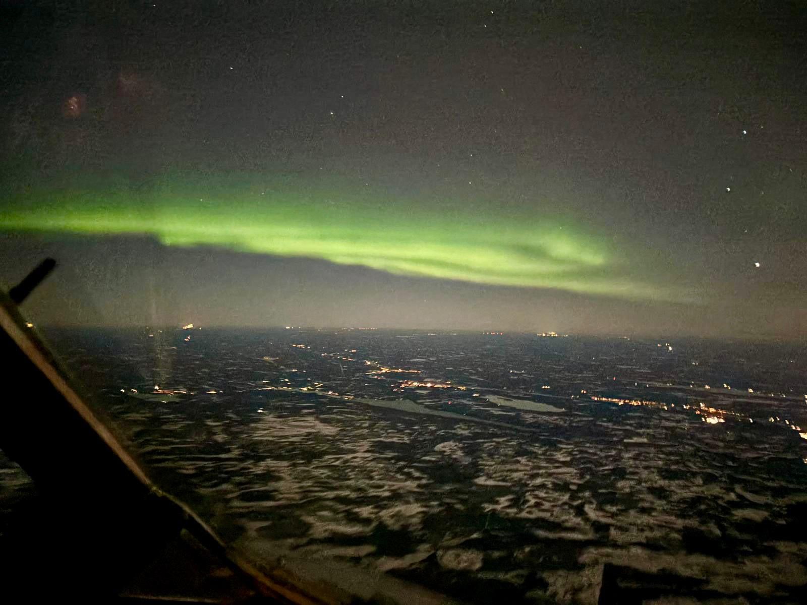 Las increíbles vistas de las auroras boreales desde la cabina de piloto de Alba