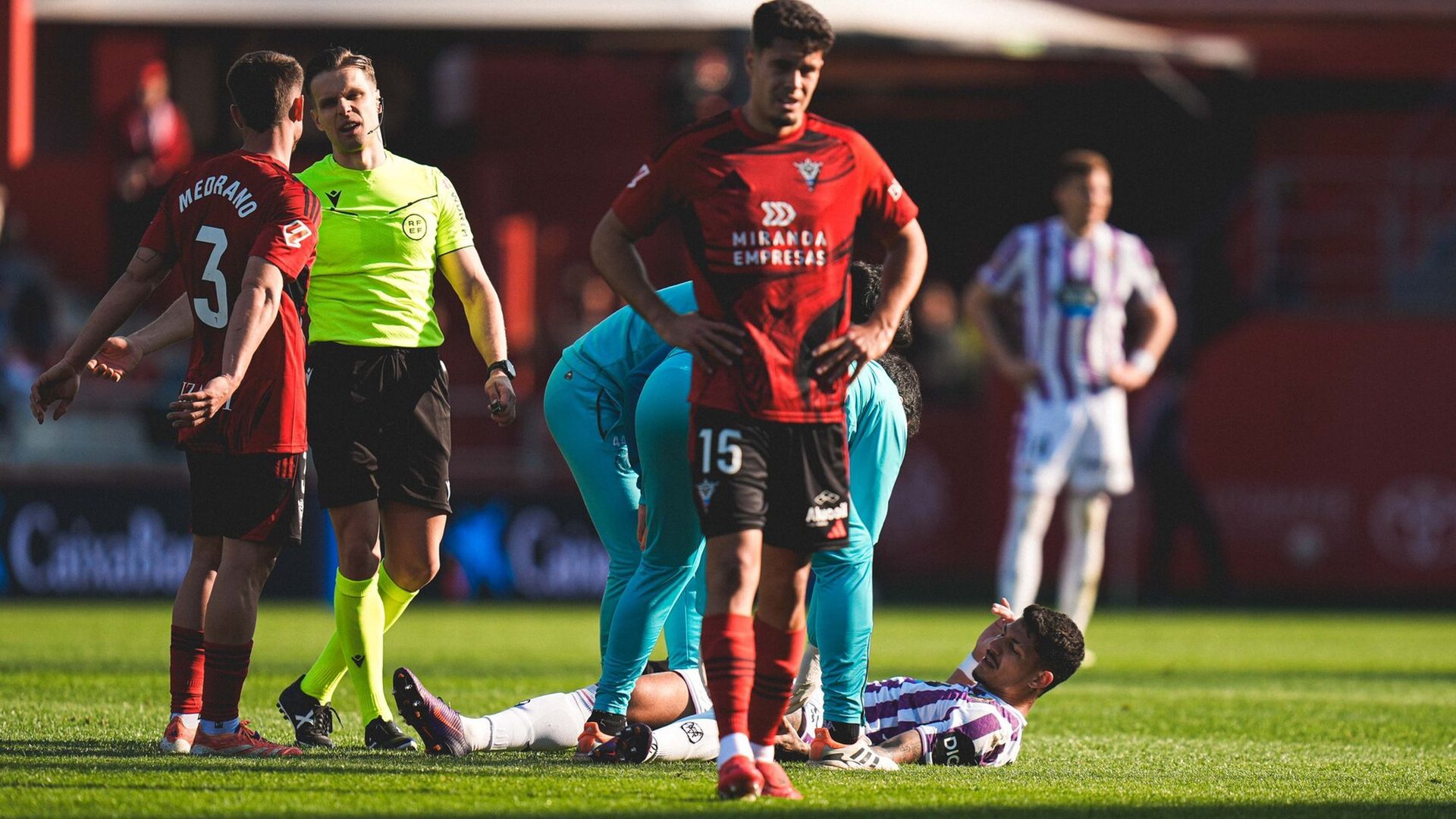 Marcos André es atendido sobre el césped de Anduva. Marcos André es atendido sobre el césped de Anduva.