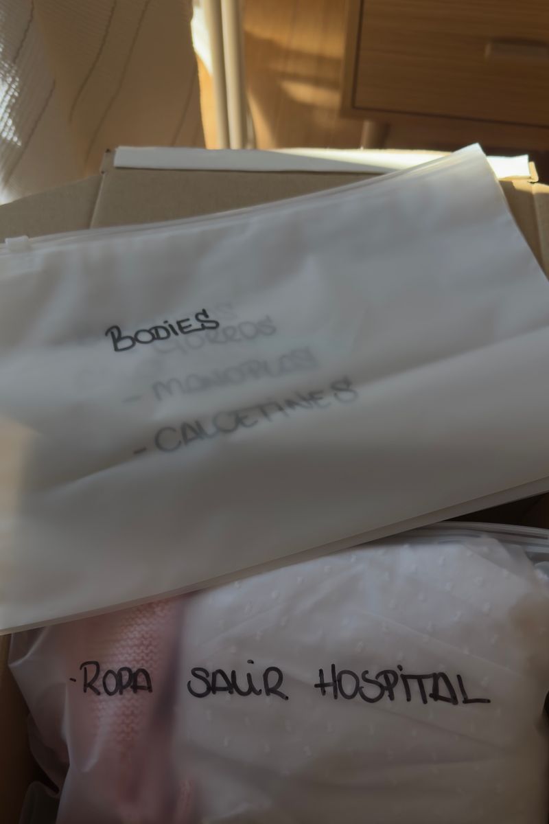 Marta Castro a punto de preparar la bolsa del hospital