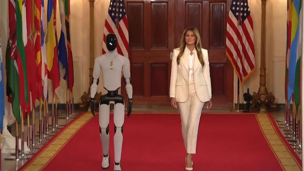 Melania Trump y su paseo junto a un robot humanoide por la alfombra roja: "El futuro de la IA será con forma humana""