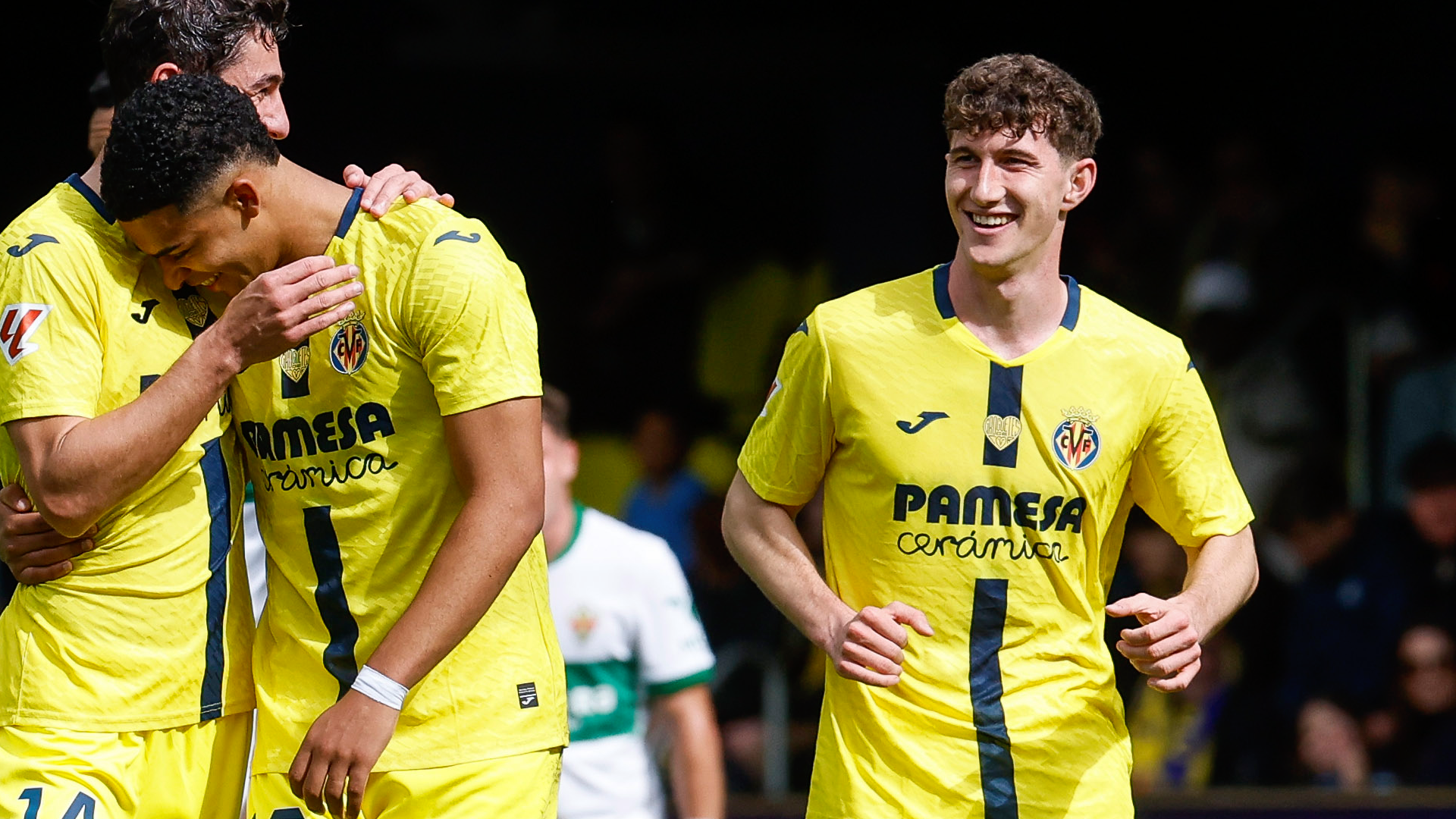 Pau Navarro, en la celebración de un gol del Villarreal Pau Navarro, en la celebración de un gol del Villarreal