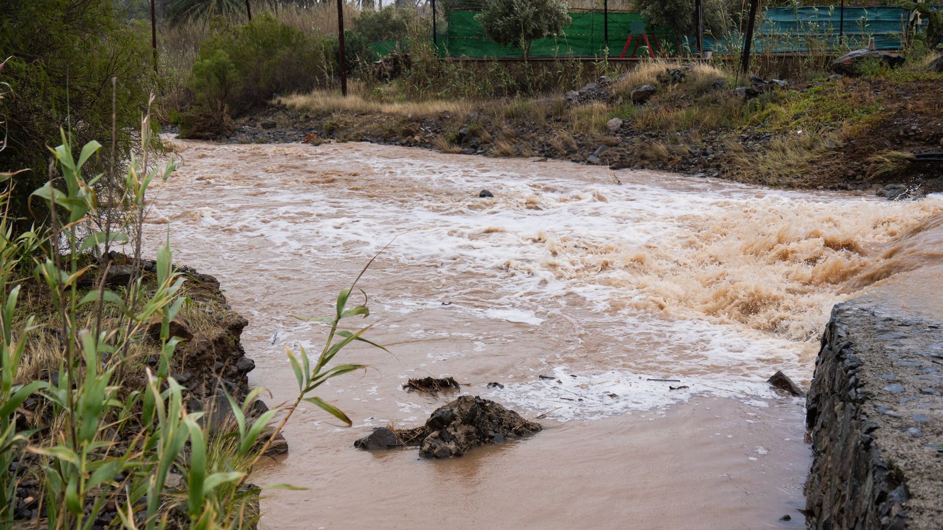 Presas y barrancos desbordados, carreteras cortadas y cientos de vecinos desalojados en Canarias por la borrasca Therese