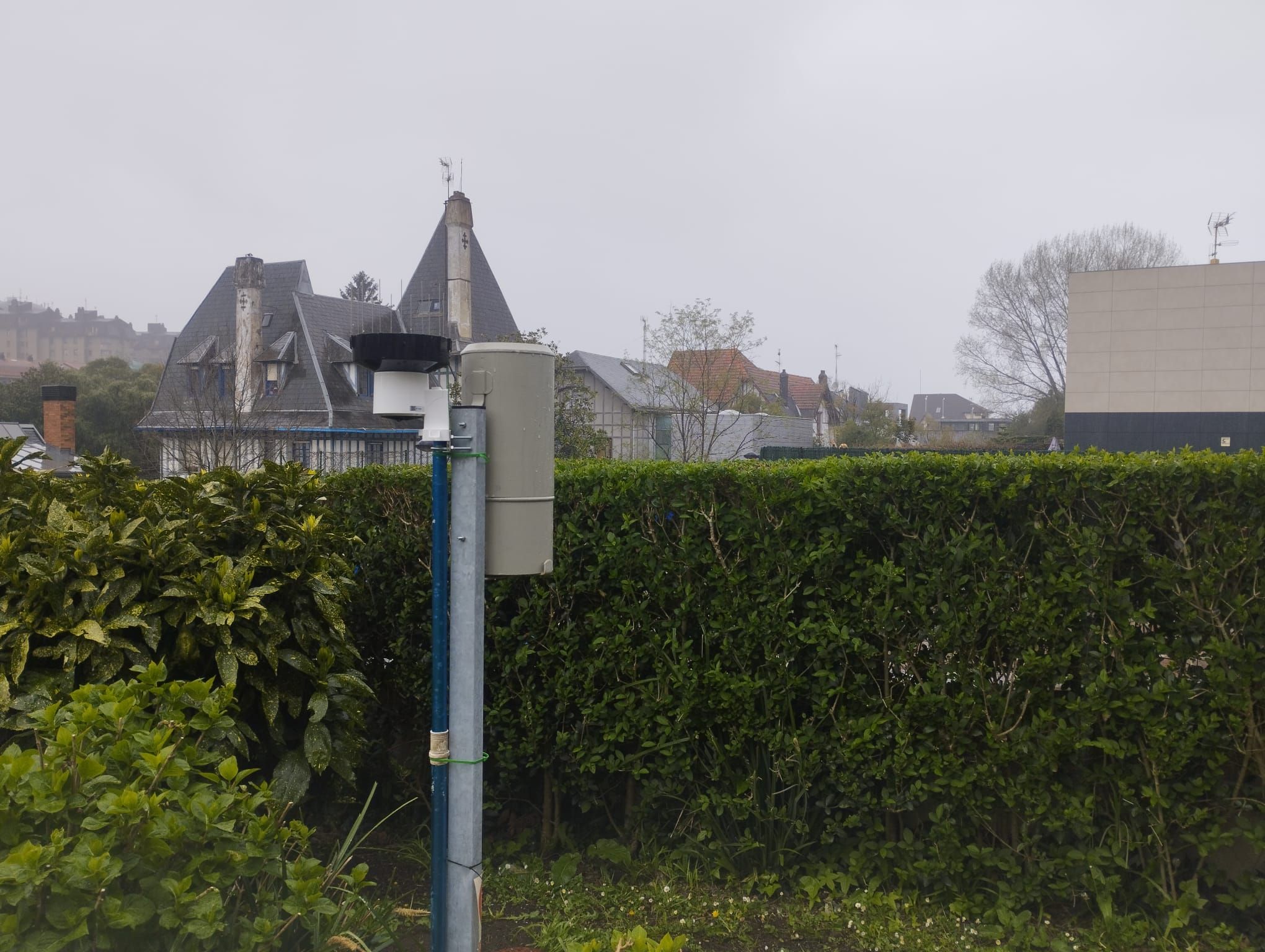 Aemet le dotó del pluviómetro cuando en mayo de 2025 a colaborar pero la garita meteorológica la ha costeado de su bolsillo