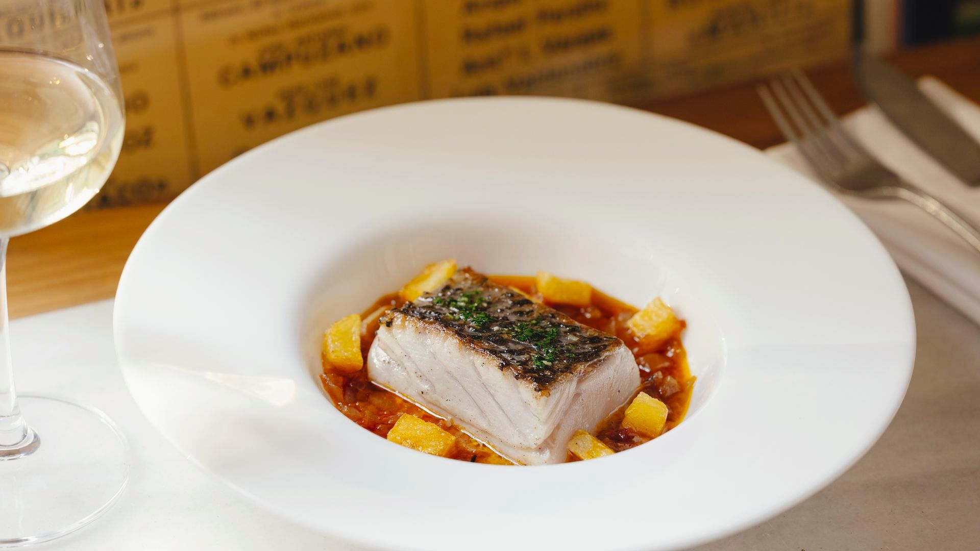 Bacalao con sopa de tomate, uno de sus principales con el producto del mar como protagonista