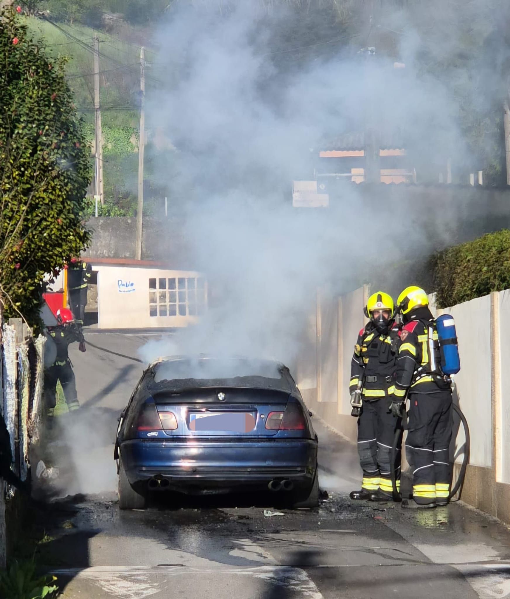 Bomberos de Pontevedra y del GES de Sanxenxo acudieron al lugar para intentar sofocar las llamas