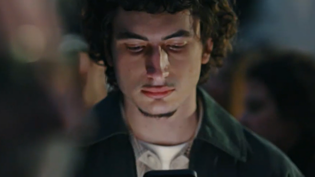 Polémica por la campaña de Tráfico que culpa al peatón por usar el móvil: algunas asociaciones piden su retirada