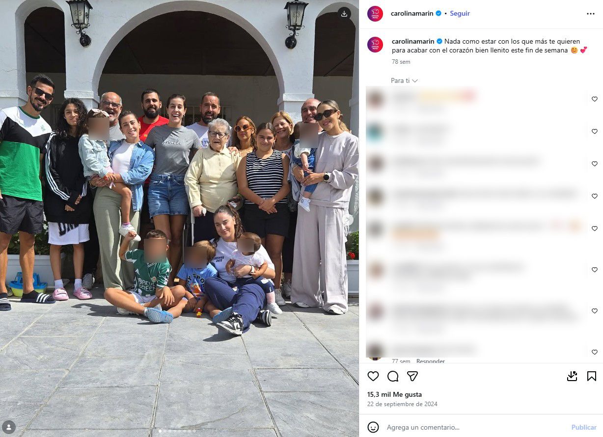 Carolina Marín junto a su familia