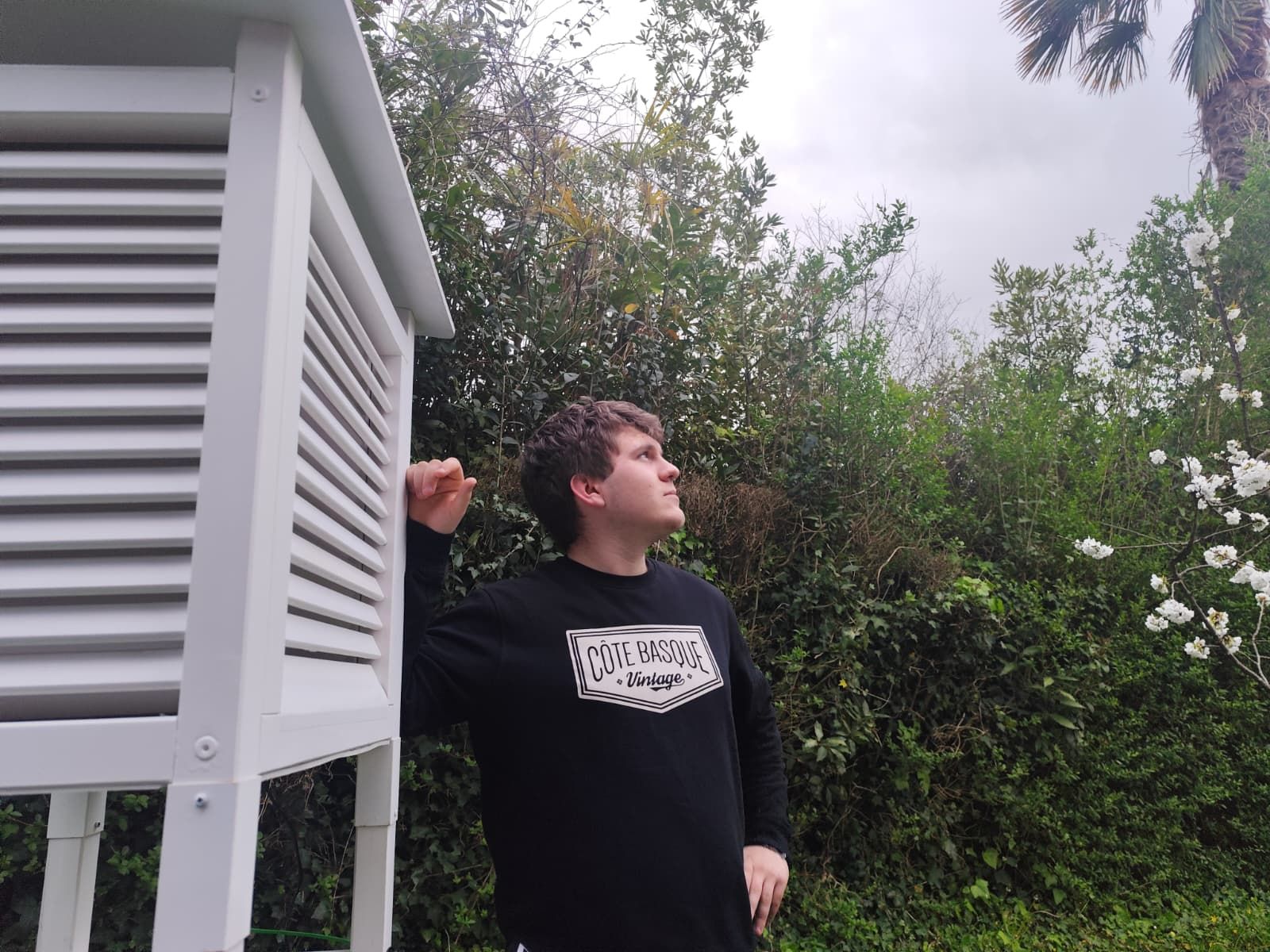 Eneko admite que nunca consulta el tiempo en su teléfono móvil y que prefiere mirar al cielo