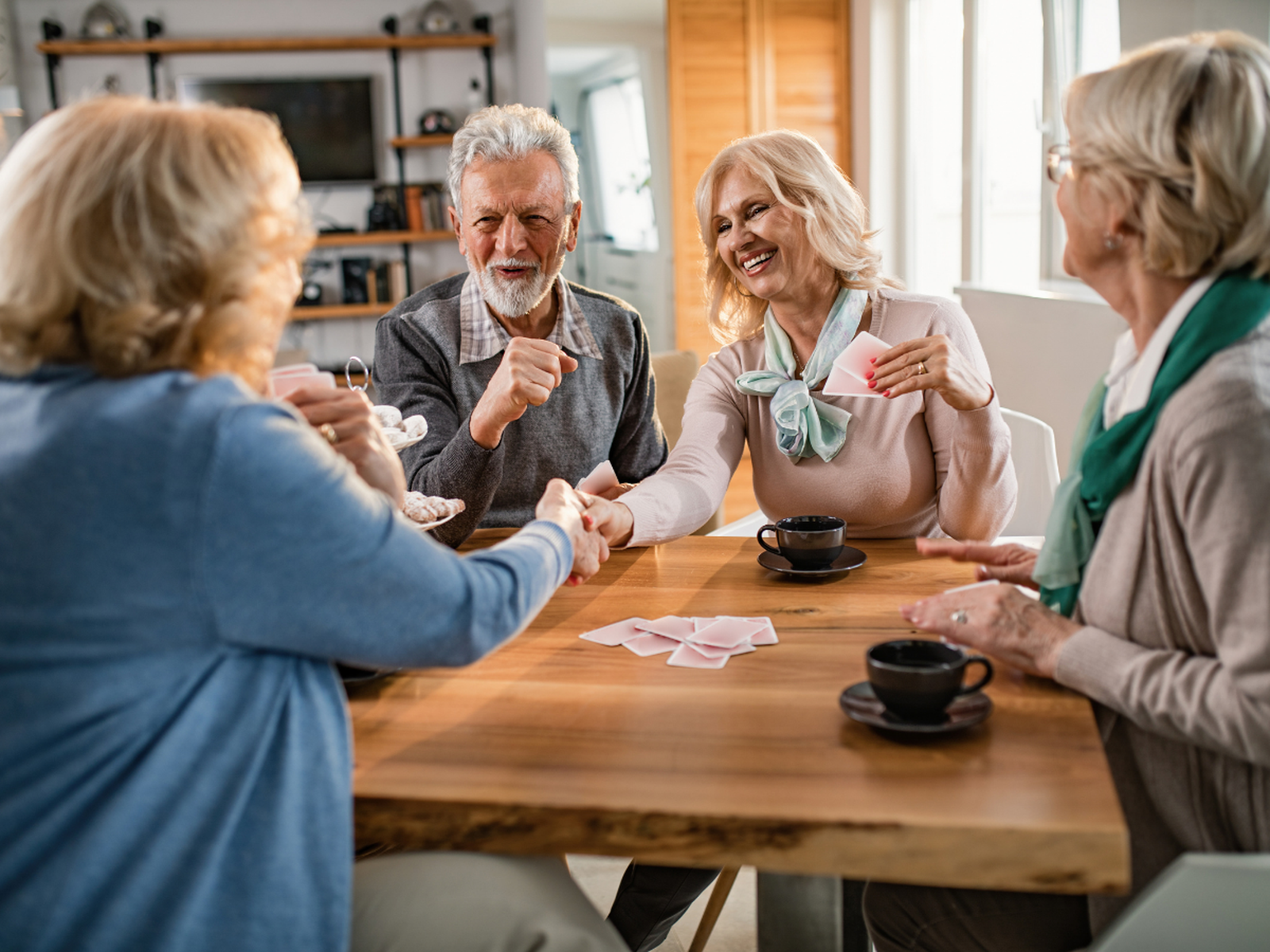 Evitar el tabaco y cuidar las relaciones sociales son fundamentales