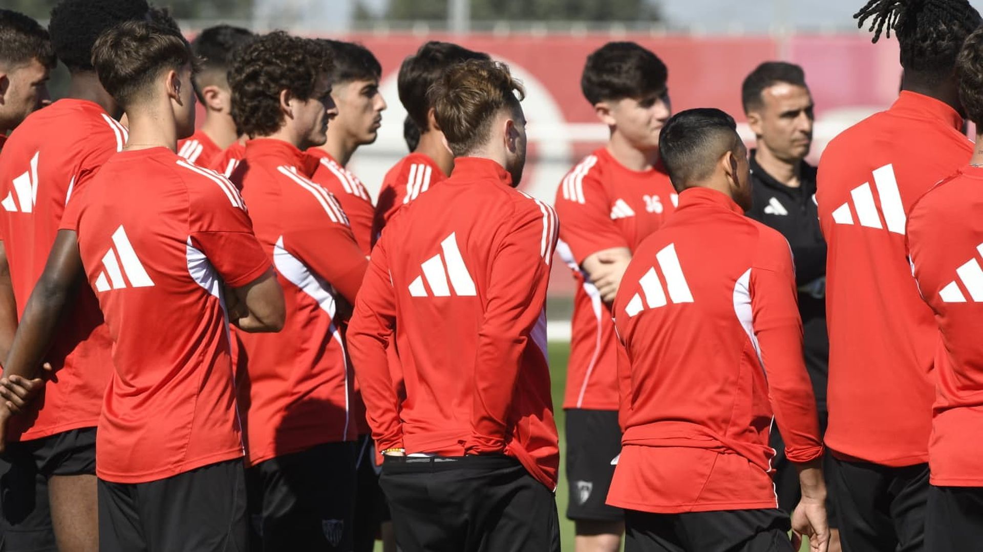 Los jugadores del Sevilla, durante la charla del jueves