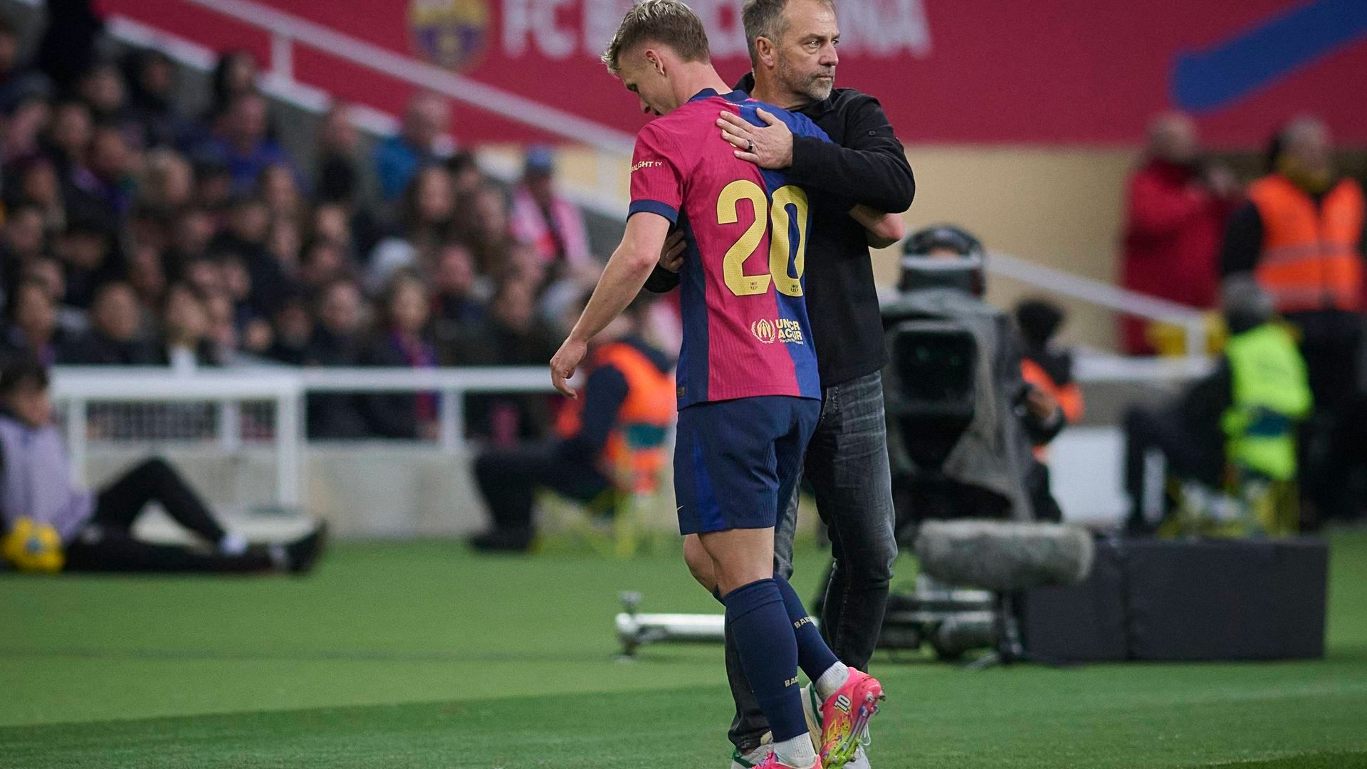 Hansi Flick y Dani Olmo en un partido del Barça