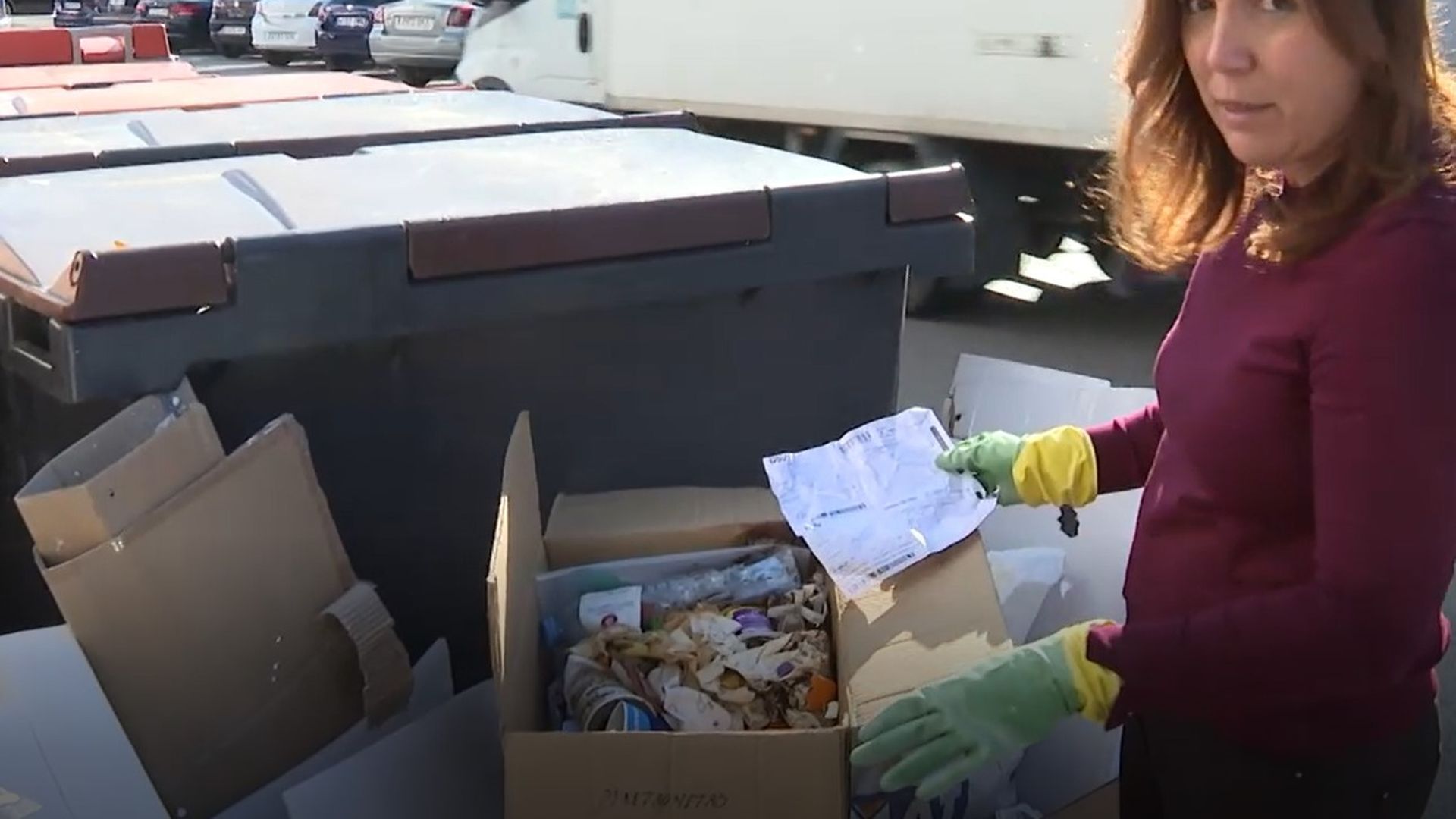 Hasta 2.000 euros de multa por tirar mal la basura: hay que quitar las etiquetas de las cajas