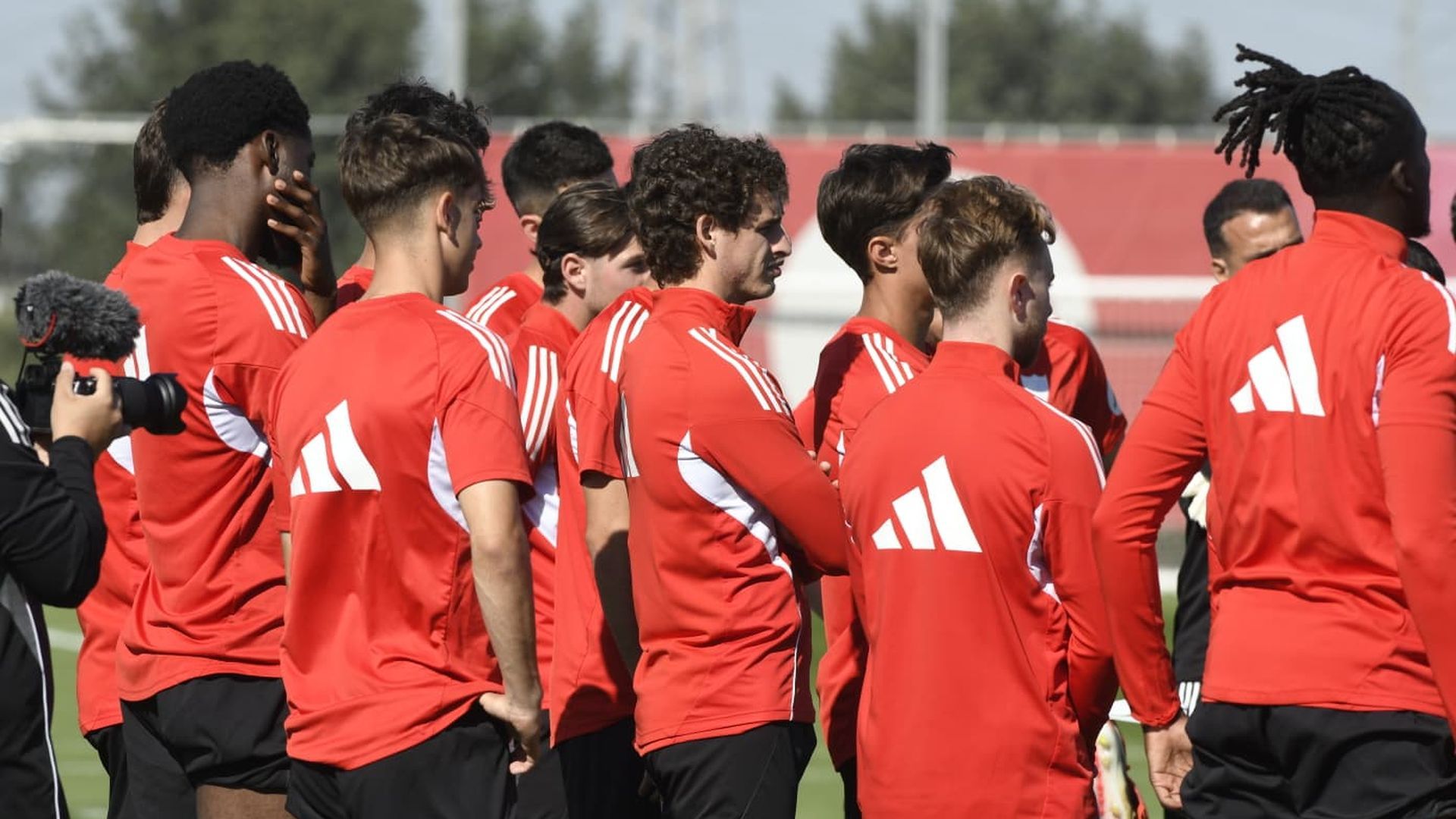 Jugadores del Sevilla durante la charla del jueves