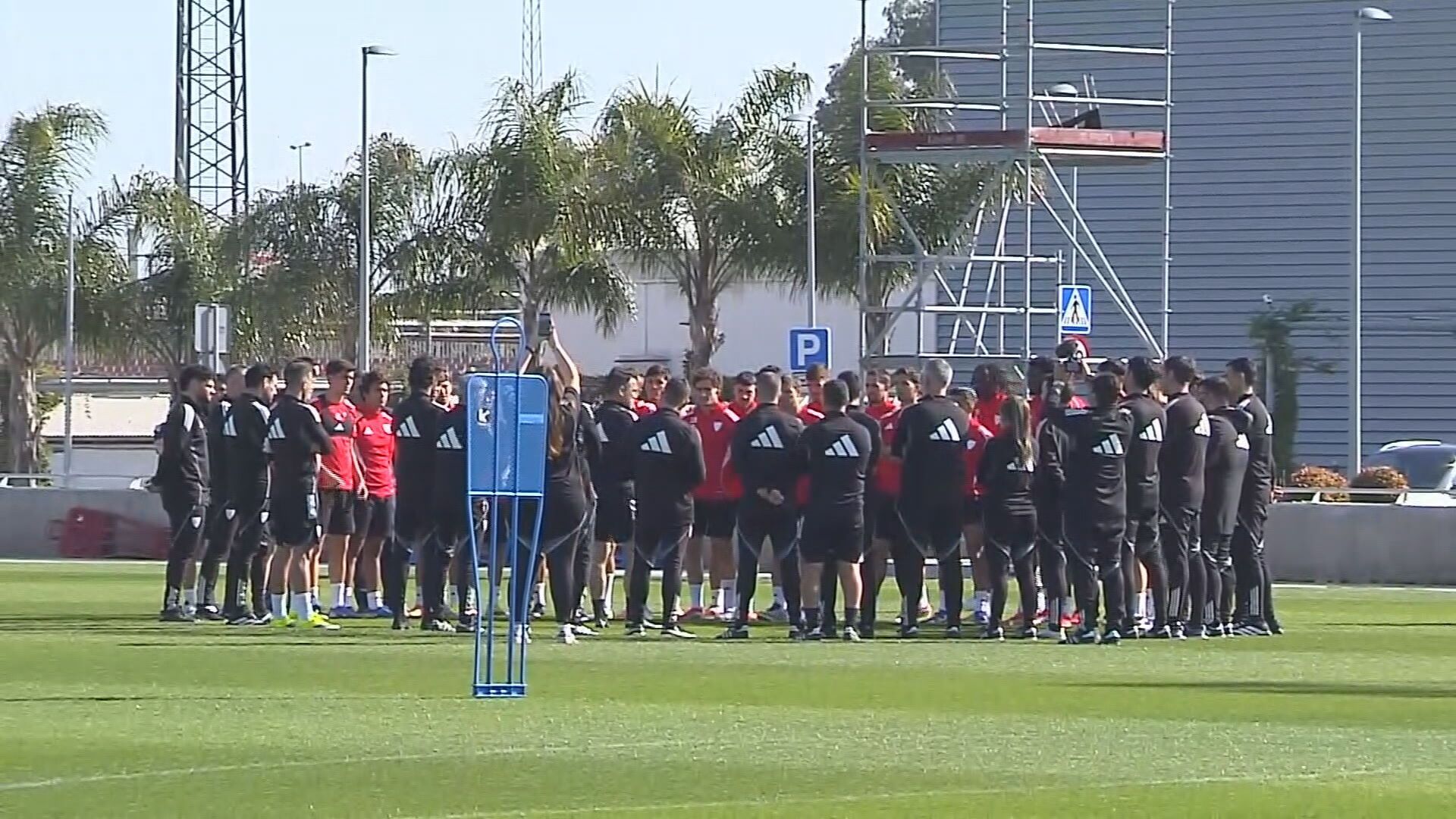 La primera charla en un entrenamiento de Luis García Plaza en el Sevilla