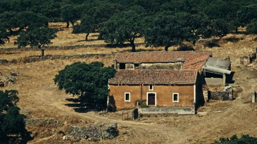 Las imágenes nunca antes vistas de la inspección ocular de la finca de Eugenio Delgado: "No es lo mismo ver una sábana que una ropa concreta"