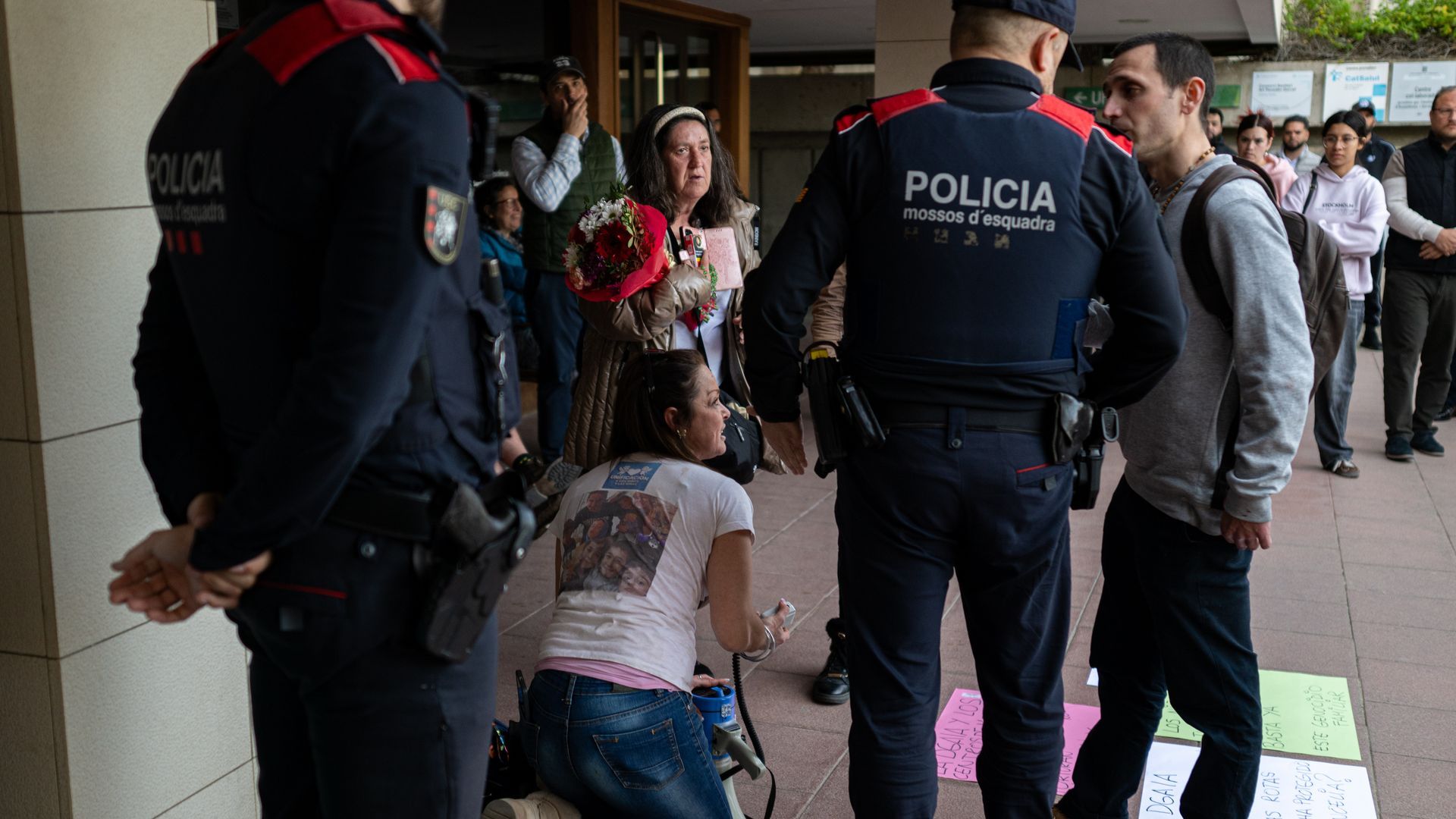 Los padres de Noelia Castillo, su abuela y el resto de familia estuvieron junto a la joven hasta media hora antes de la eutanasia Los padres de Noelia Castillo, su abuela y el resto de familia estuvieron junto a la joven hasta media hora antes de la eutanasia