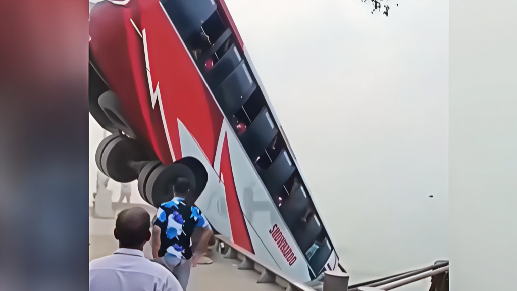 Momento en el que un autobús pierde el control en Bangladesh y se hunde en el río Padma
