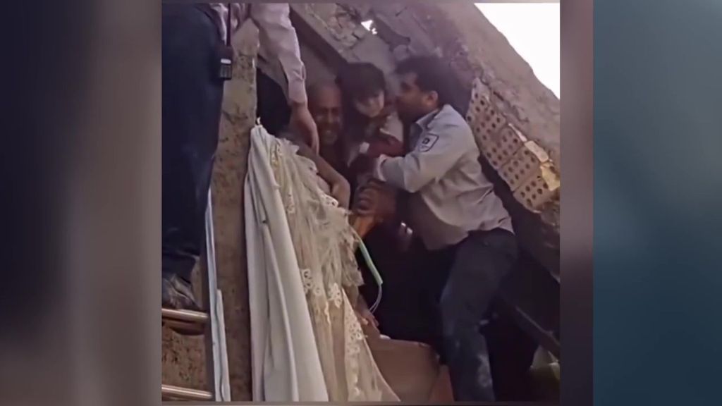 Rescatan con vida a un niño de los escombros de un edificio alcanzado por un bombardeo de Estados Unidos en Irán