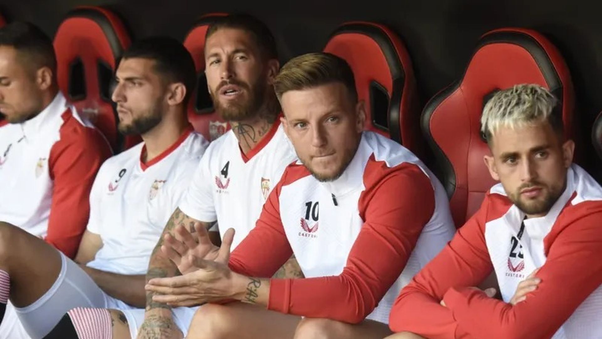 Sergio Ramos, junto a Rakitic, en el banquillo del Sánchez-Pizjuán Sergio Ramos, junto a Rakitic, en el banquillo del Sánchez-Pizjuán