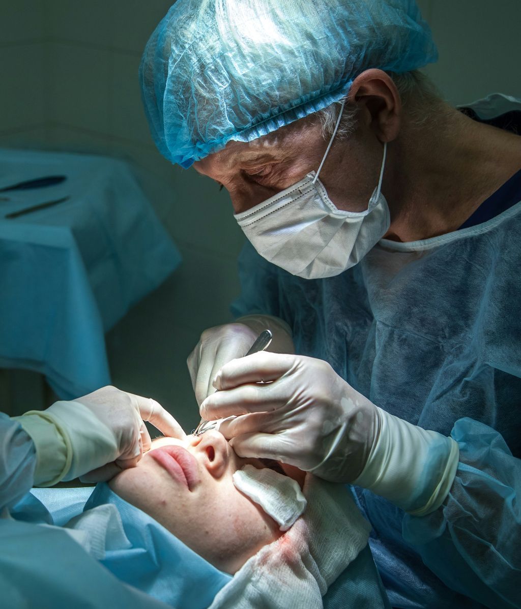 Un médico realizando un retoque estético