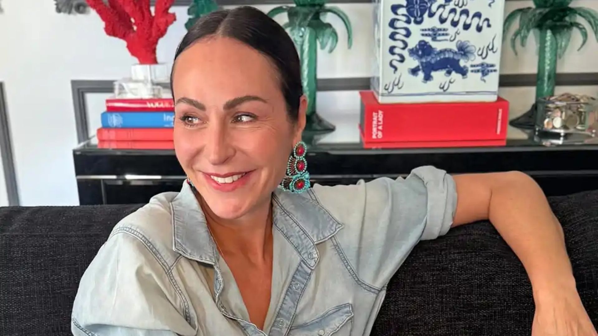 Ana Milán abre las puertas de su casa y enseña cómo es su salón atemporal con decoración a todo color Ana Milán abre las puertas de su casa y enseña cómo es su salón atemporal con decoración a todo color