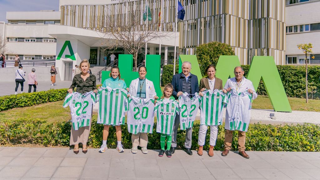El Betis convierte camisetas de temporadas anteriores en batas para niños hospitalizados como símbolo de fuerza y coraje