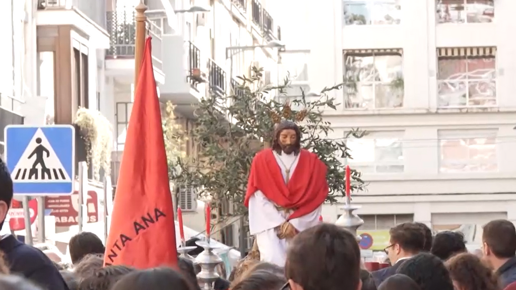 Los escolares de Sevilla salen en procesión por el Viernes de Dolores