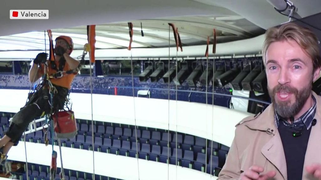 Carlos y Rubén , los alpinistas que quitan las luces en el Palau de Calatrava