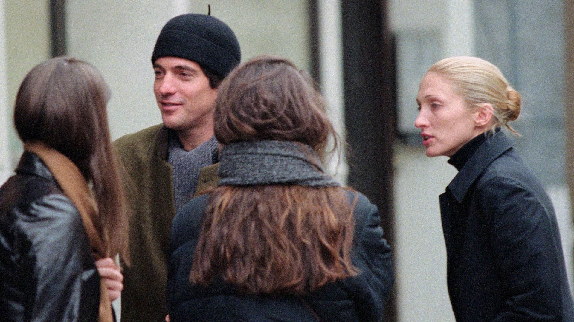 Carolyn Bessete, John Keneddy y las hermanas de ella