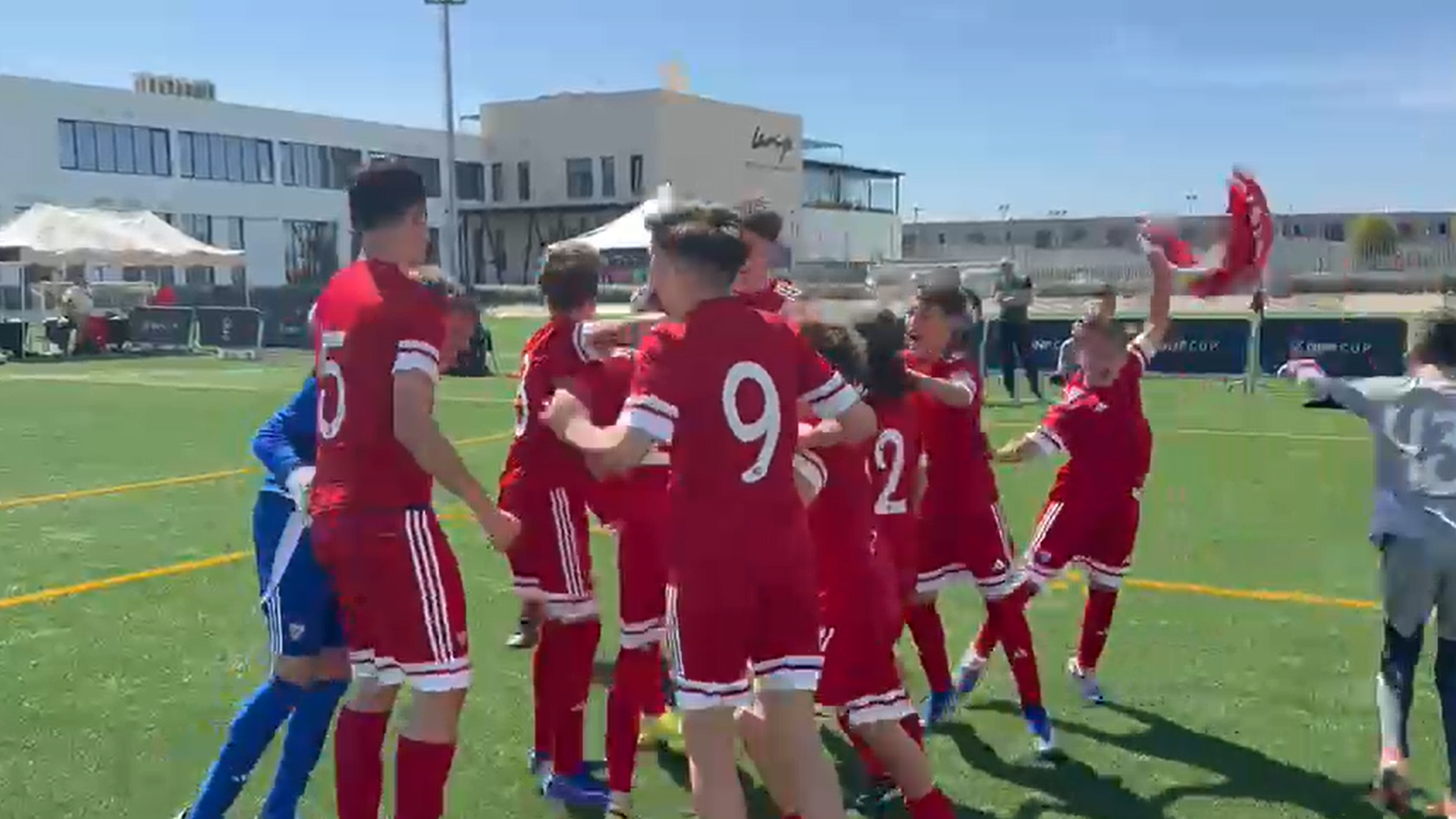 Celebración del Sevilla tras ganar en el derbi de la Copa del Mundo Gañafote