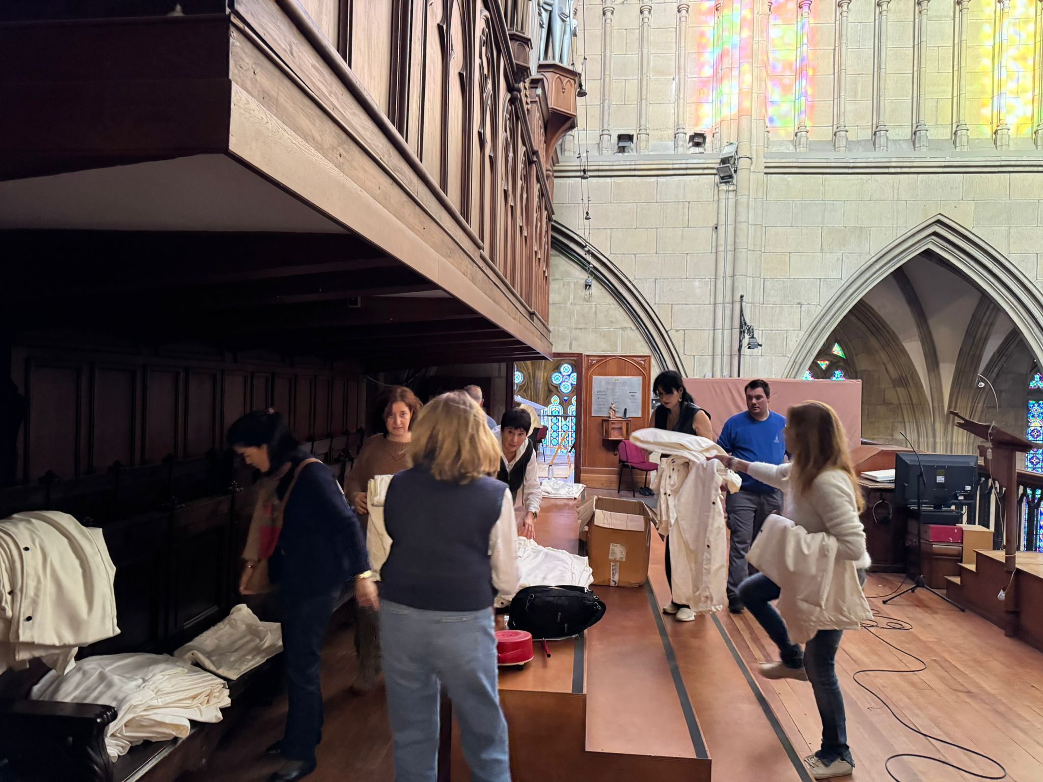 Coser botones, barnizar, pintar o limpiar son solo algunas de las infinitas tareas que realizan los impulsores de la procesión estos días