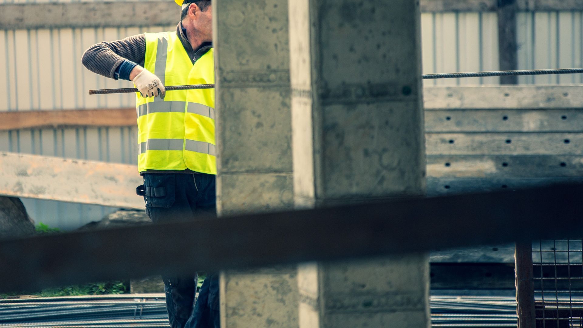 Un hombre en un bloque de viviendas en construcción
