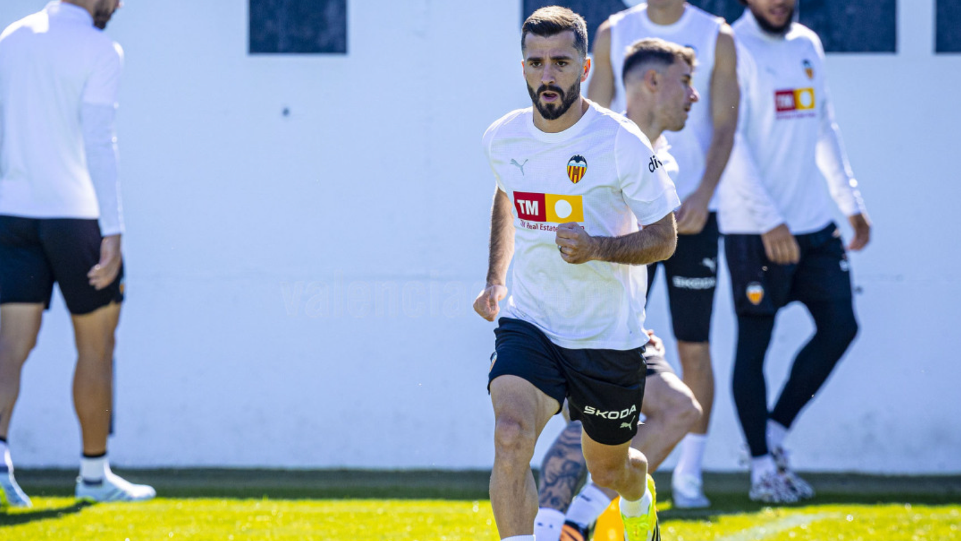 Gayà, con el pómulo roto, espera una máscara