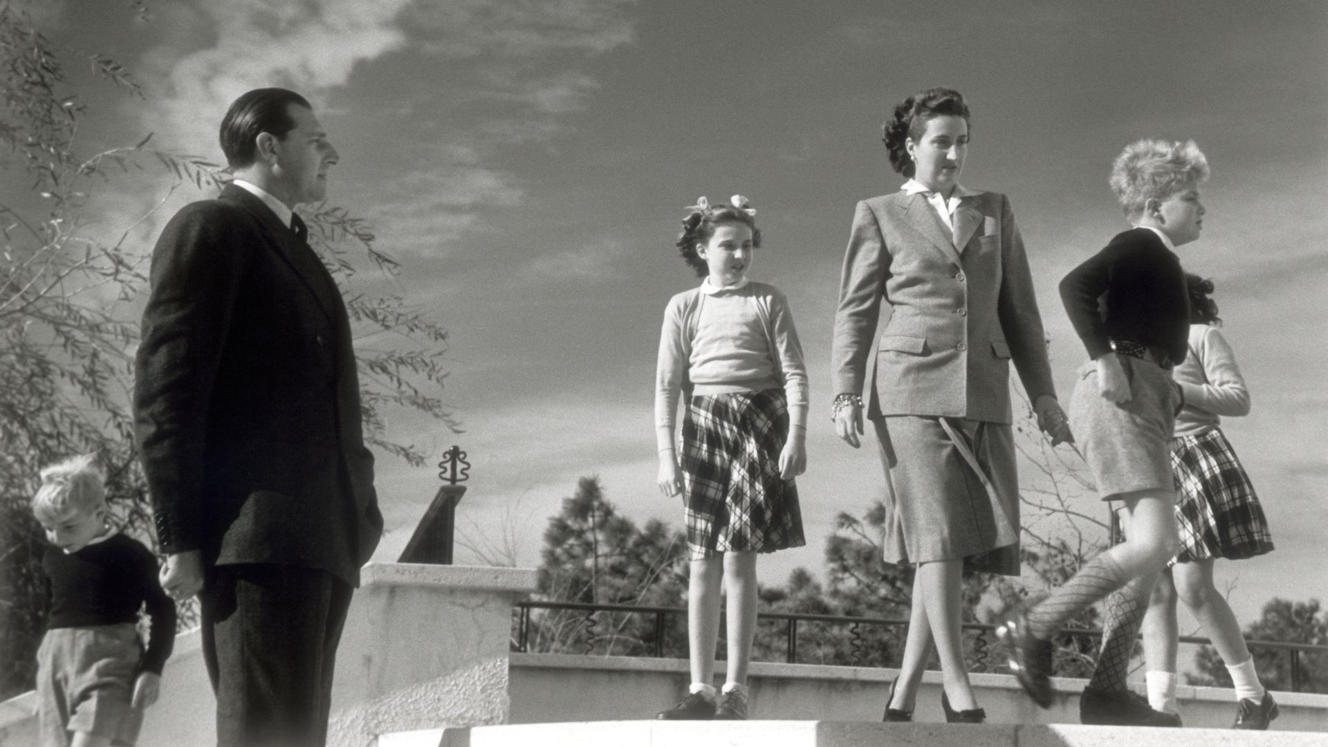 Los condes de Barcelona junto a sus cuatro hijos, Juan Carlos, Margarita, Pilar y Alfonso