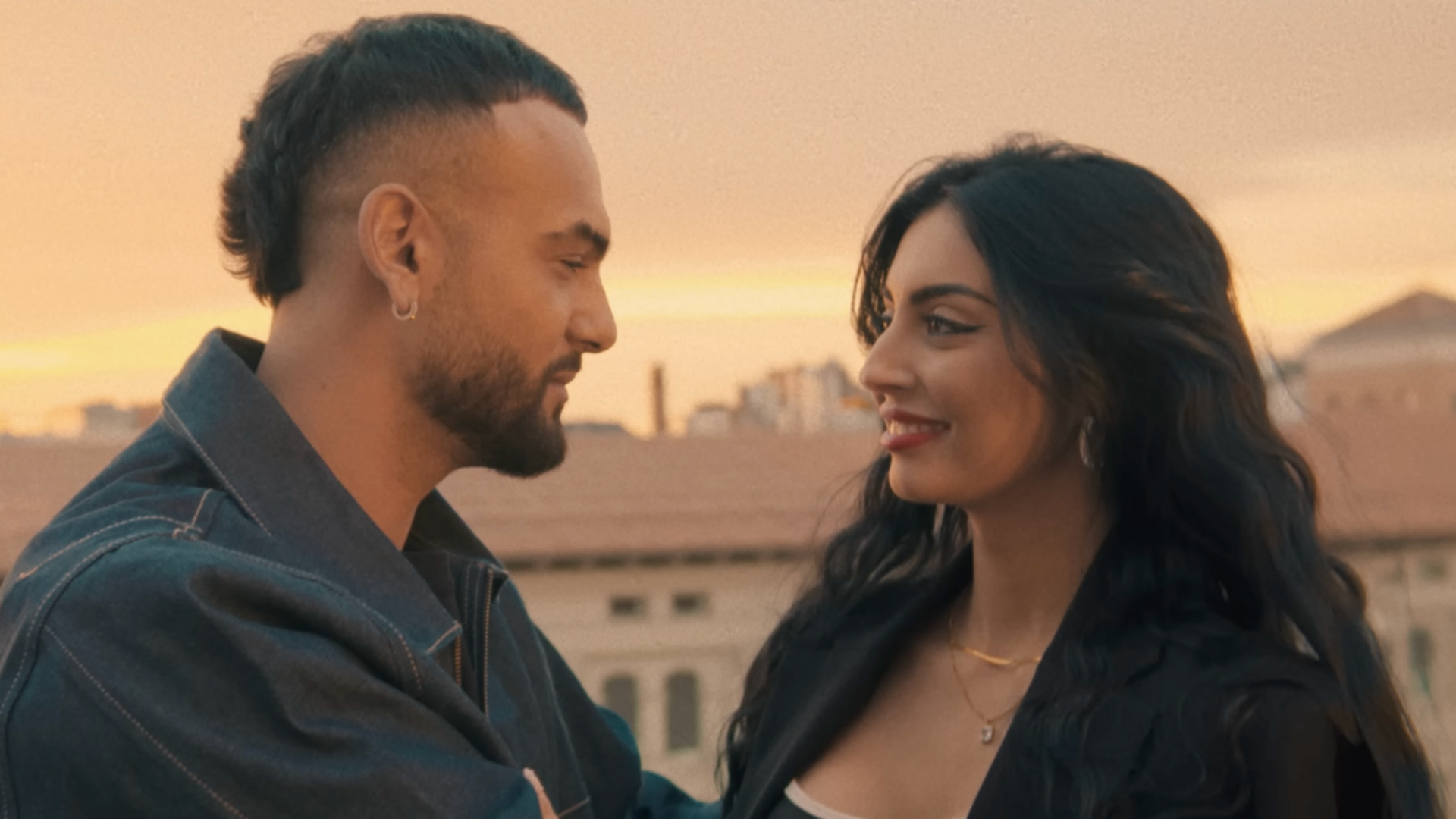 Manuel Cortés y Marieta, en el videoclip en el que se conocieron