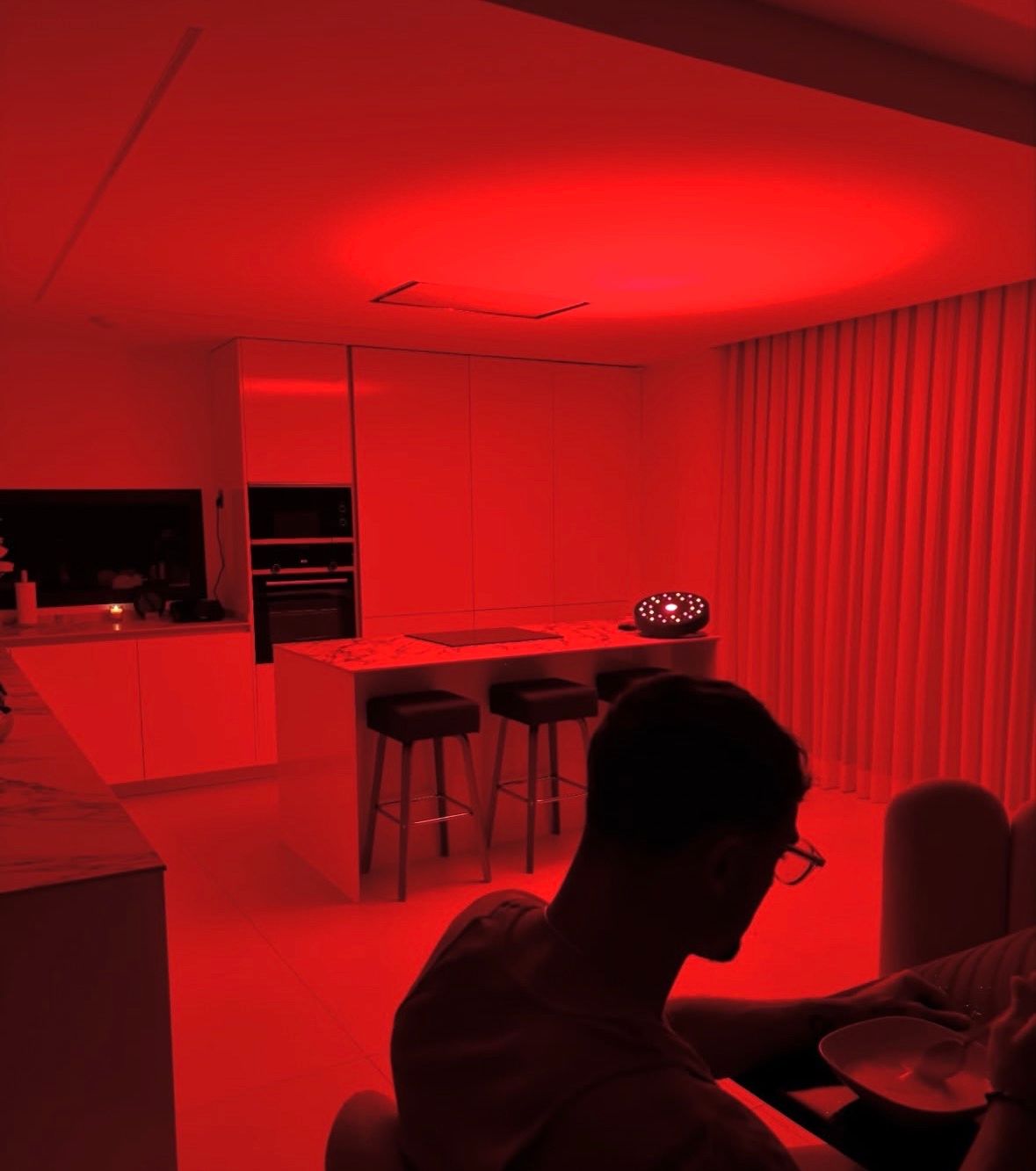 Marc Pubill exponiéndose a luz roja en el salón de su casa