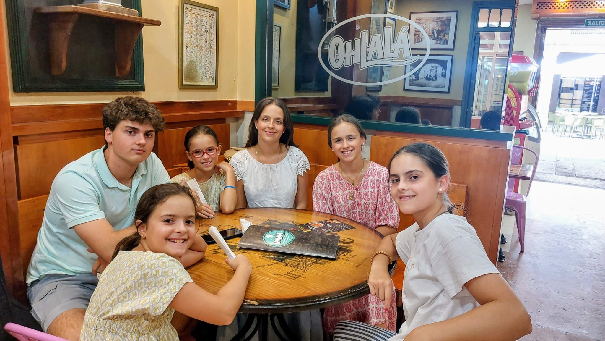 María Girbau, de 20 años (tercera por la derecha), en una foto de familia