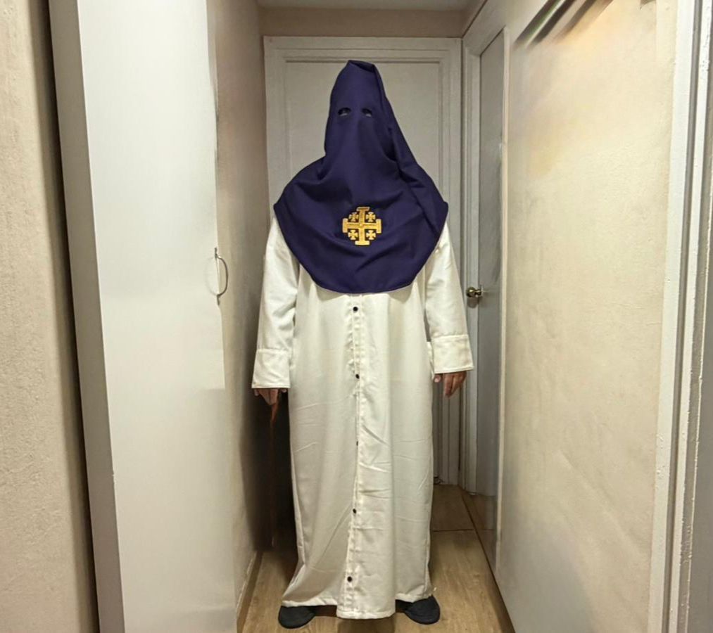 Marisa con el hábito que lucirán los nazarenos de la procesión impulsada por la Cofradía Nuestro Padre Jesús Nazareno