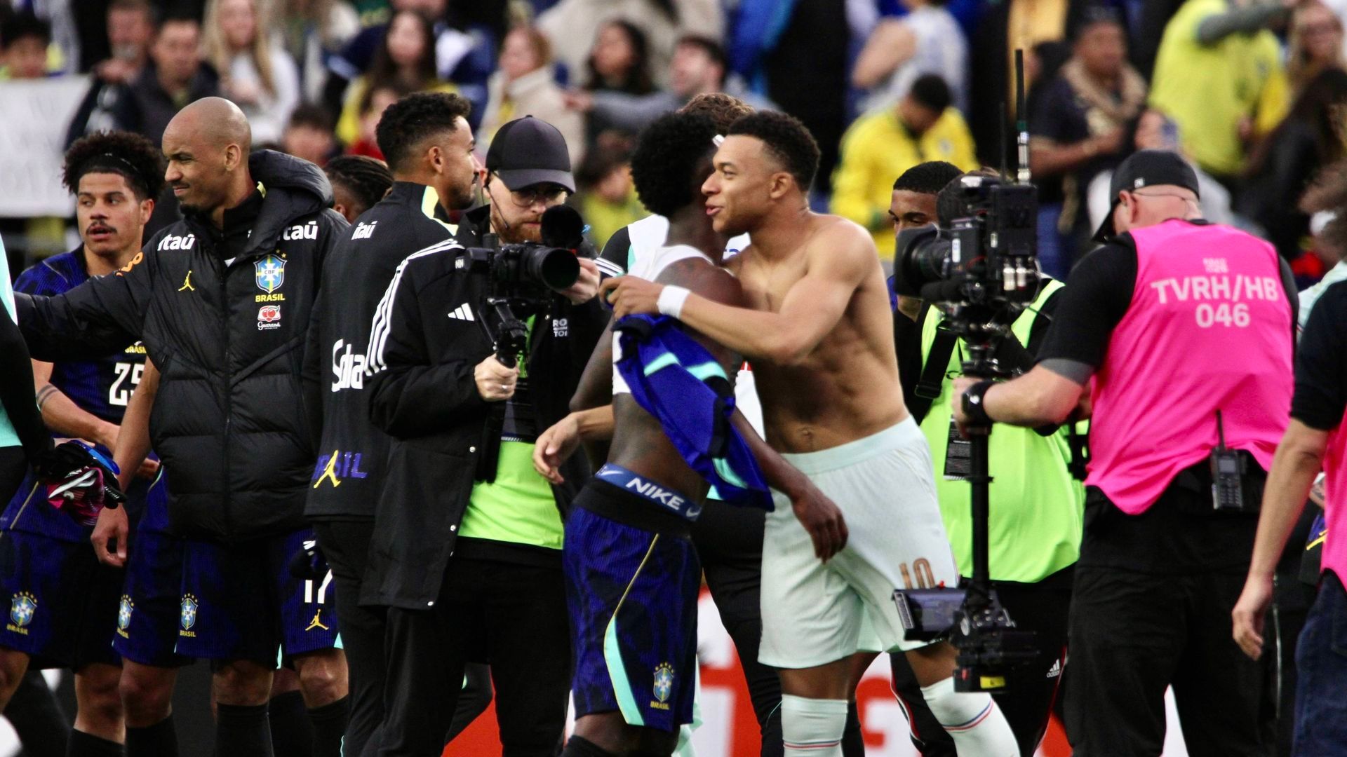 Mbappé y Vinicius se cambian las camisetas tras el Brasil-Francia