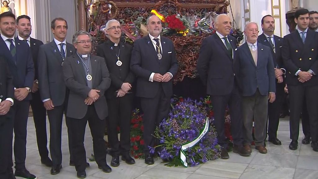 El Betis realiza su ofrenda floral a la Hermandad de La Misión