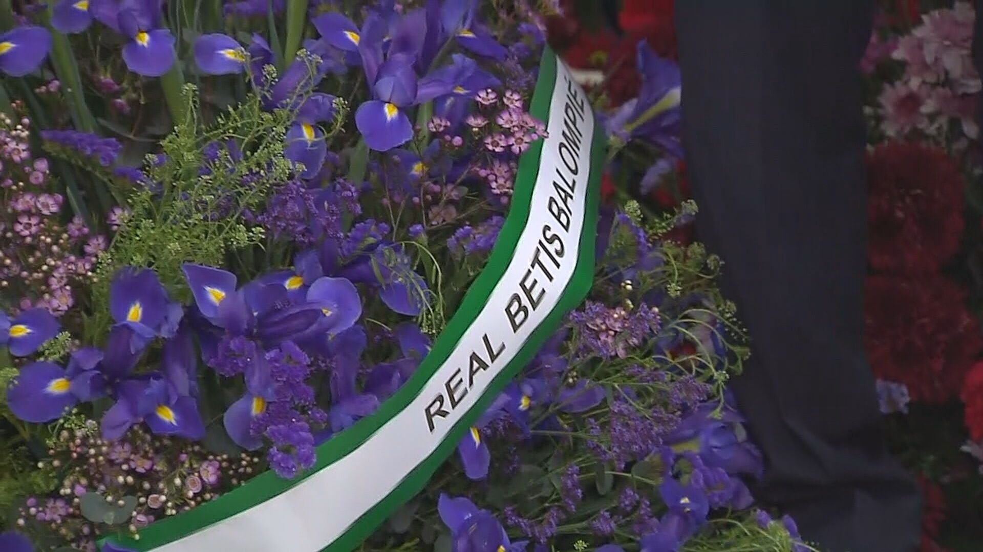 Ofrenda floral del Betis a la Hermandad de La Misión