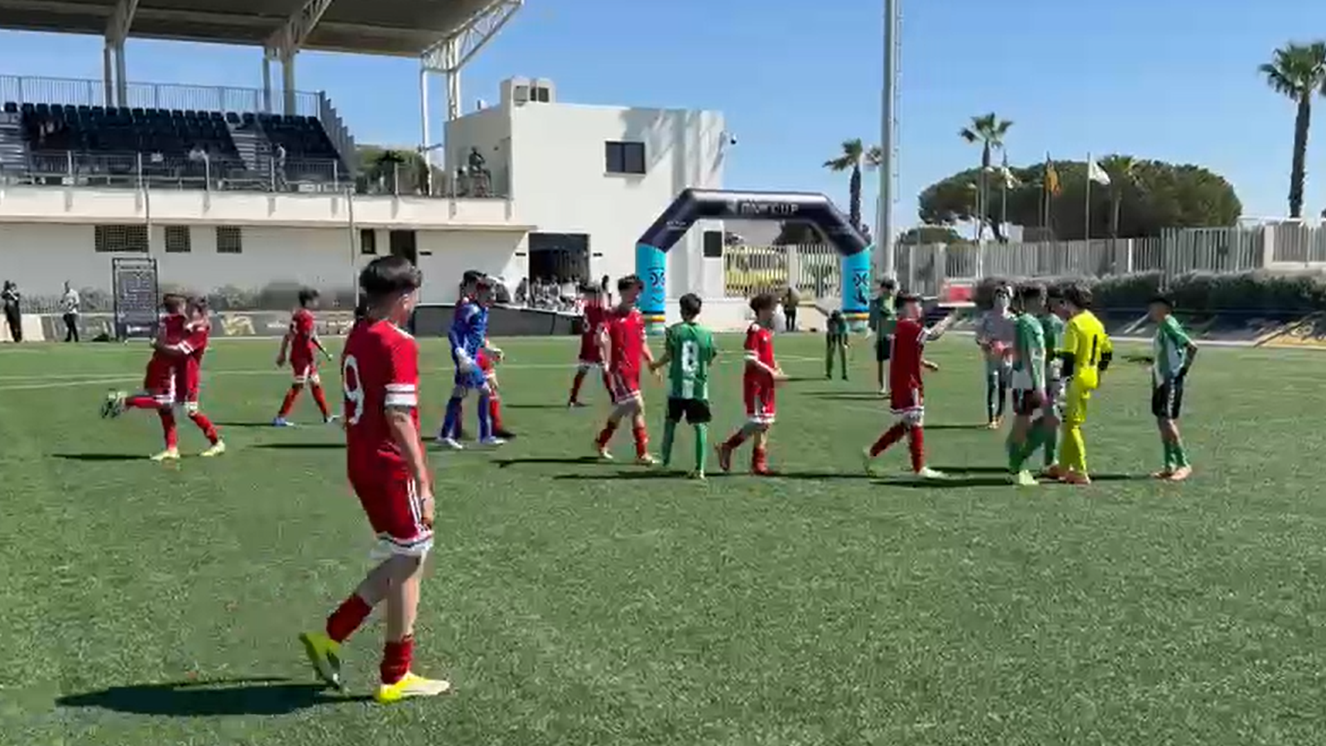 Saludo final entre Sevilla y Betis en la Copa del Mundo Gañafote