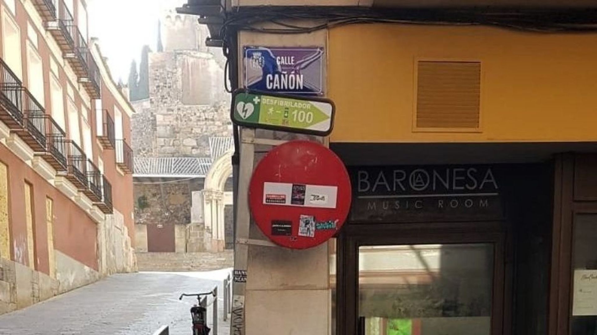 Señal con pegatinas que dificultan su visibilidad en Cartagena Señal con pegatinas que dificultan su visibilidad en Cartagena