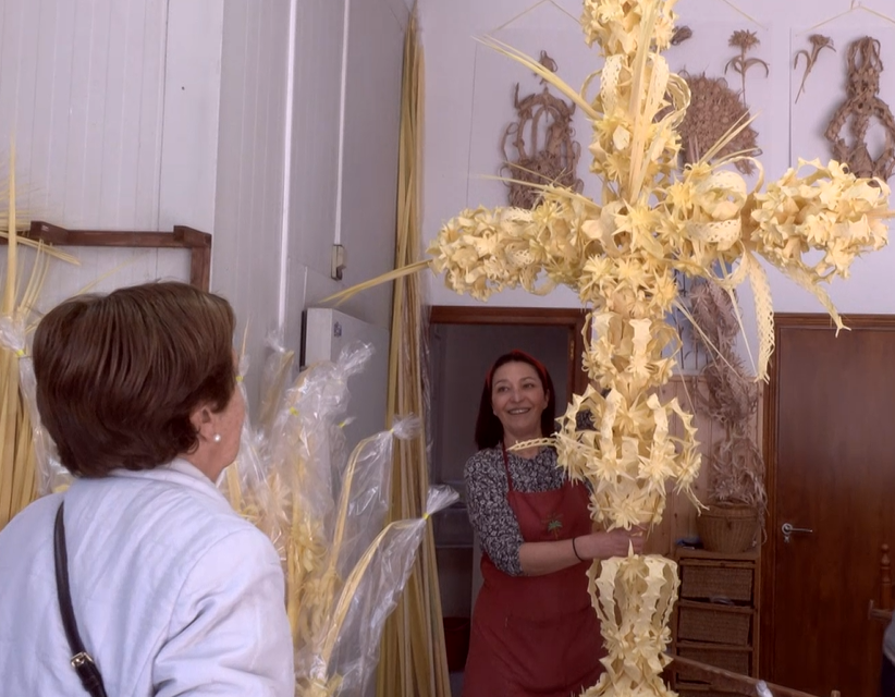 Una clienta acude a recoger una palma